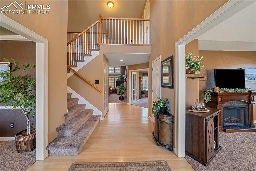 Image 3 of 50: Entrance / Foyer