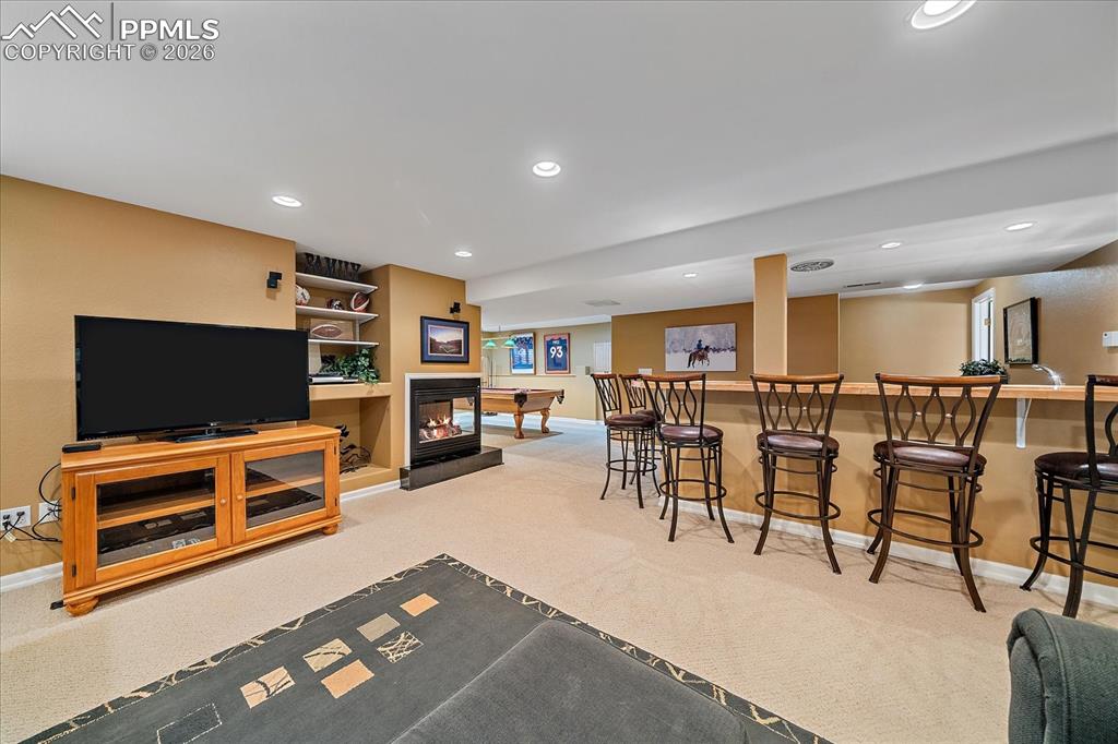 Image 35 of 50: Family/recreation area with wet bar