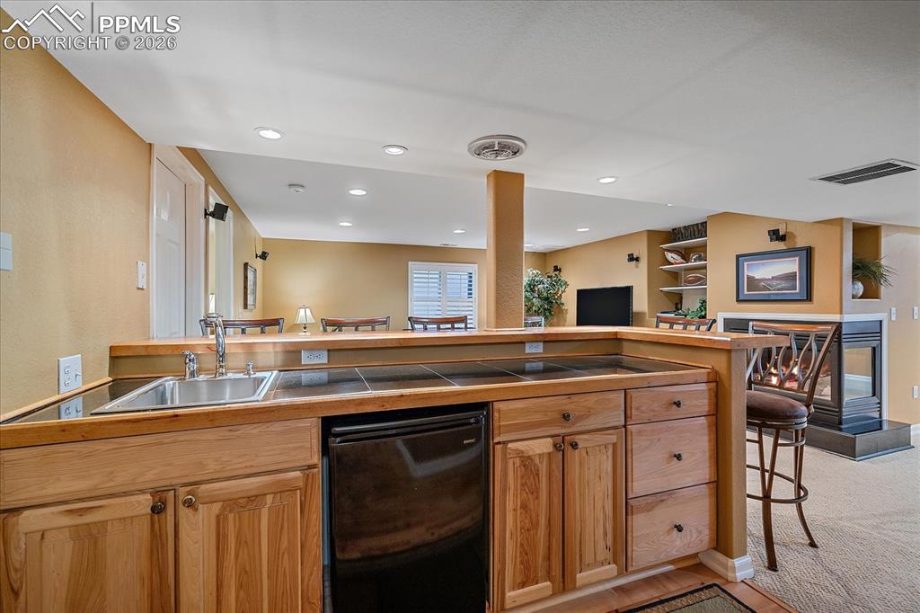 Image 37 of 50: Wet Bar