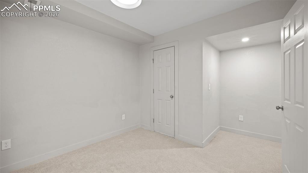 Image 10 of 40: Bedroom