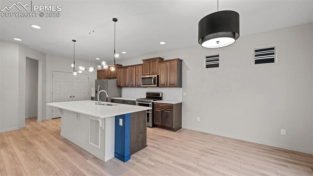 Image 15 of 40: Kitchen