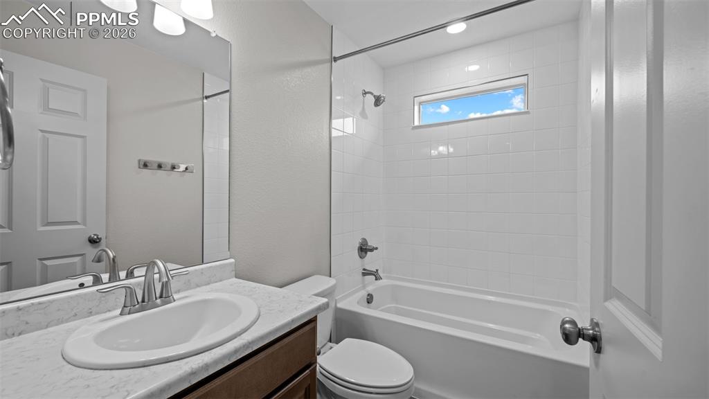 Image 24 of 40: Bathroom