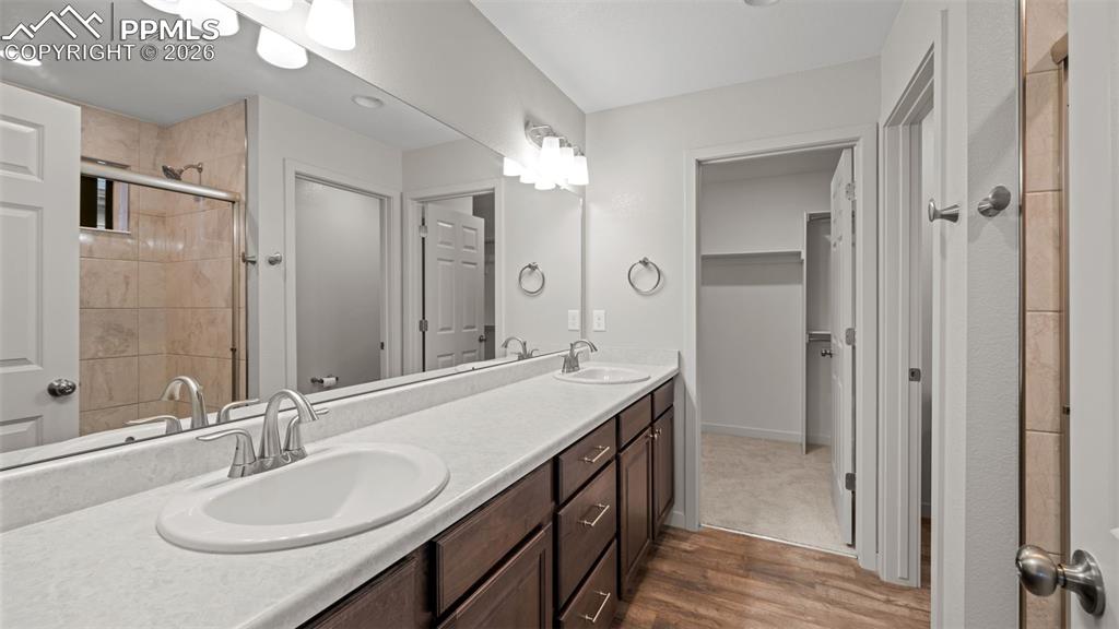 Image 28 of 40: Bathroom