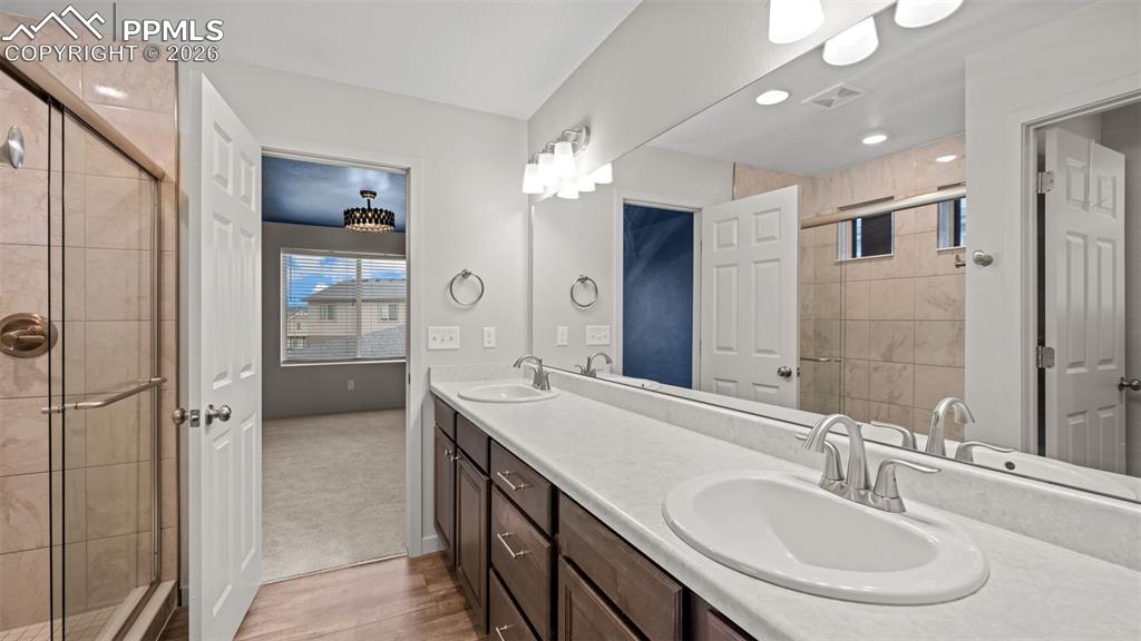 Image 29 of 40: Bathroom