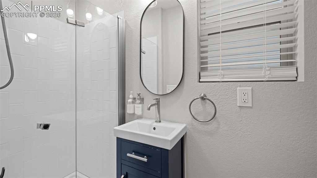 Image 8 of 40: Bathroom