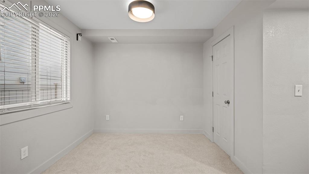 Image 9 of 40: Bedroom