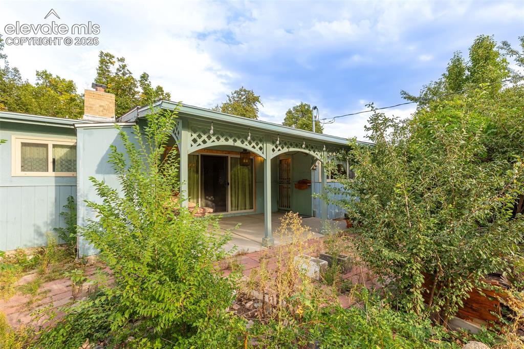 Image 11 of 11: Large 10,000 sq.ft. lot ready for a refresh!