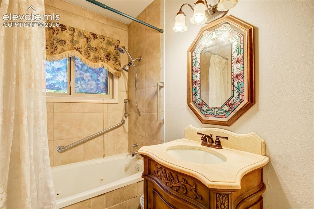 Image 6 of 11: Full bathroom next to bedroom 1. 