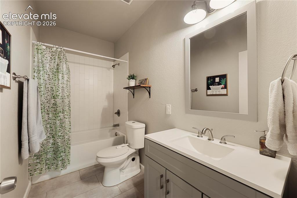 Image 15 of 35: Bathroom