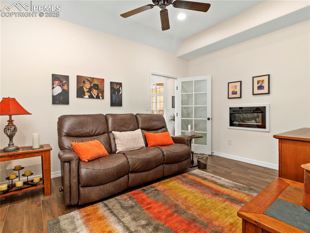 Image 16 of 21: Living Room