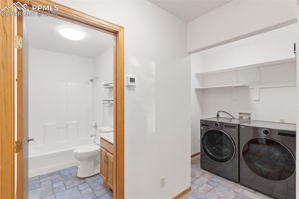 Image 22 of 28: Bathroom