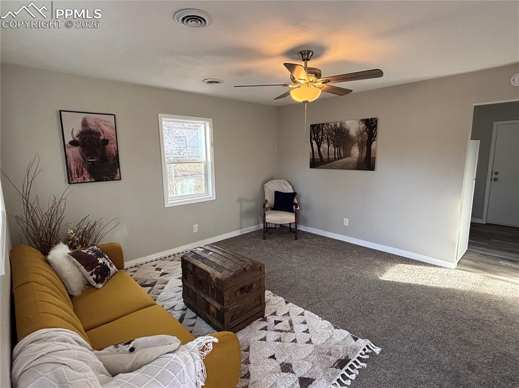 Image 3 of 11: Living Room