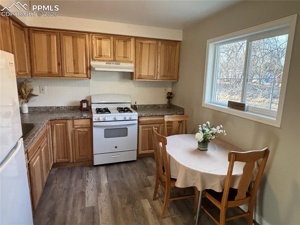 Image 5 of 11: Kitchen