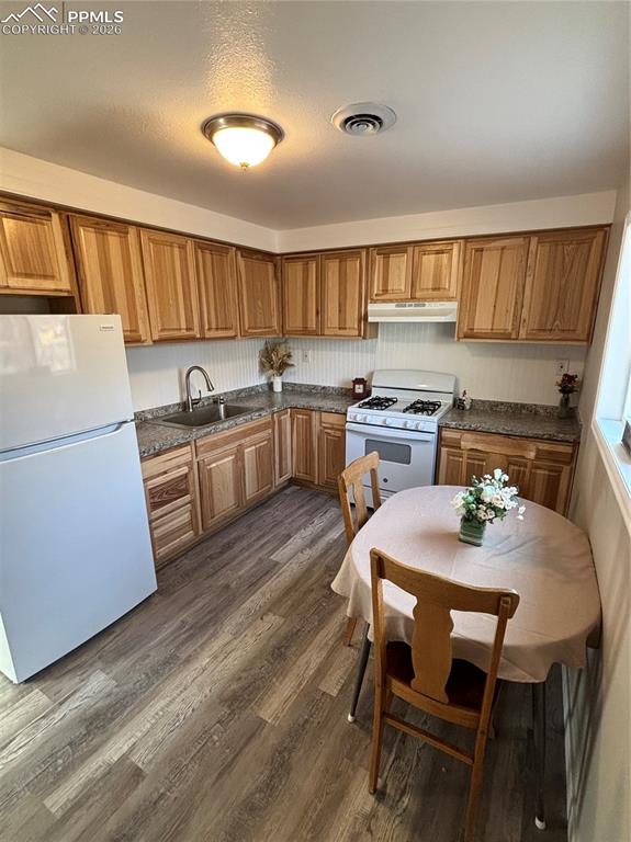 Image 6 of 11: Kitchen