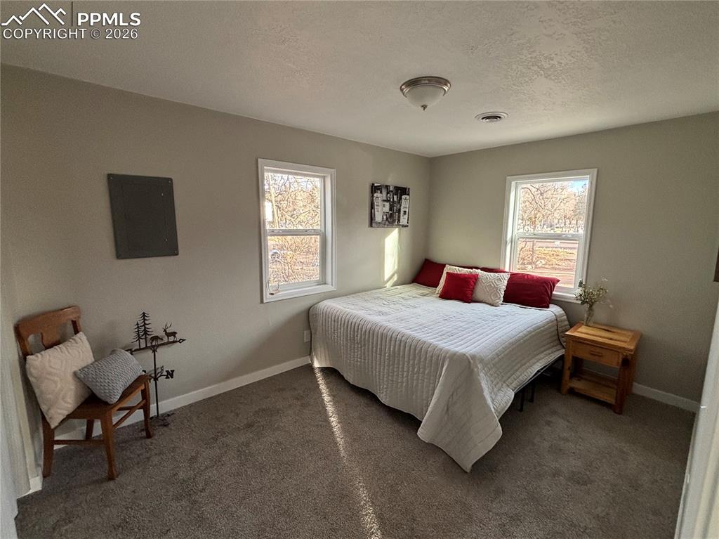 Image 8 of 11: Bedroom