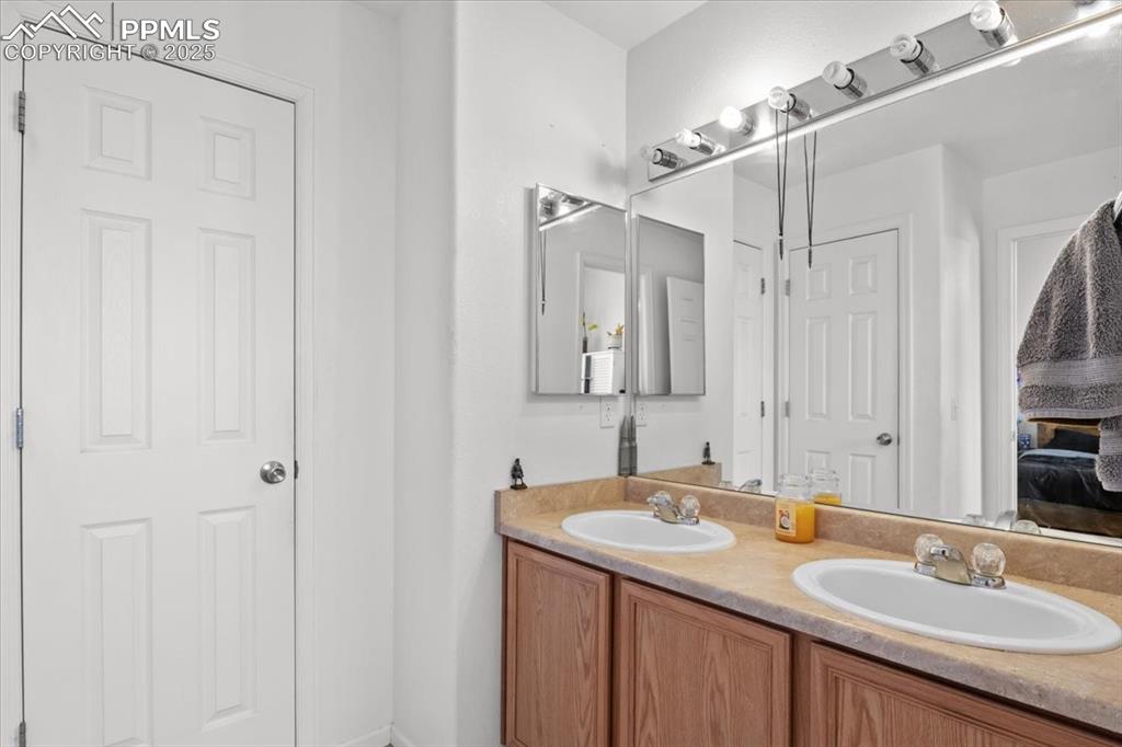 Image 10 of 20: Bathroom