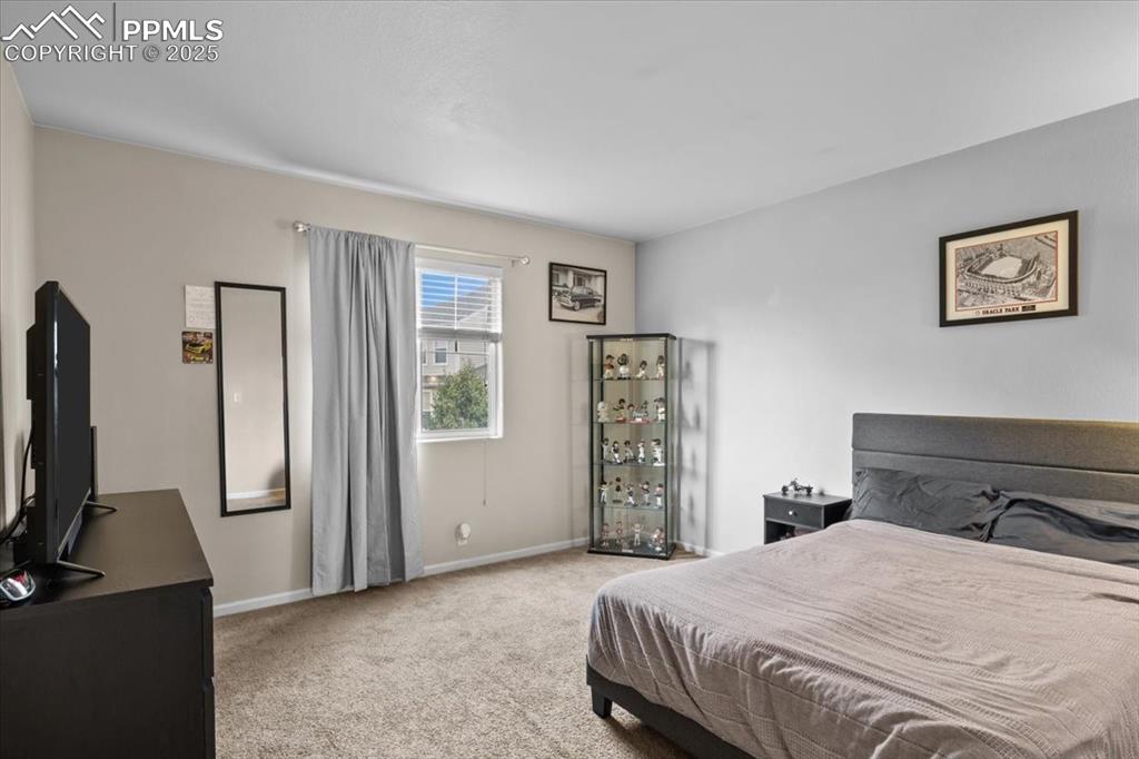 Image 14 of 20: Bedroom