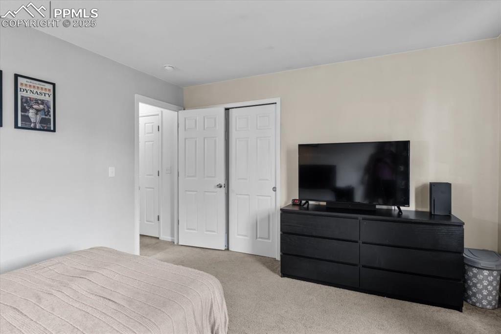 Image 15 of 20: Bedroom