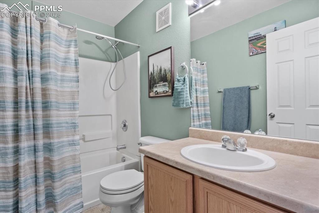 Image 16 of 20: Bathroom