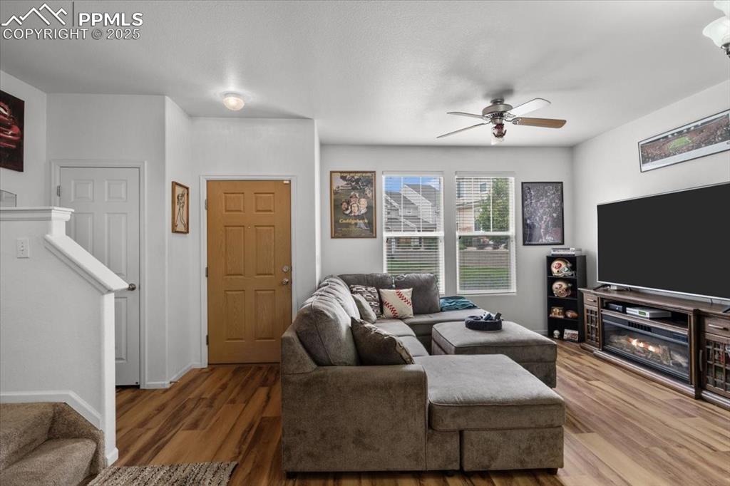 Image 4 of 20: Living Room