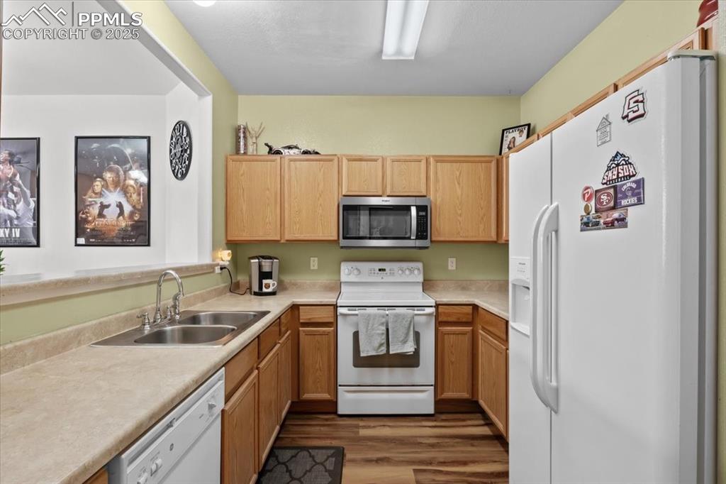 Image 5 of 20: Kitchen