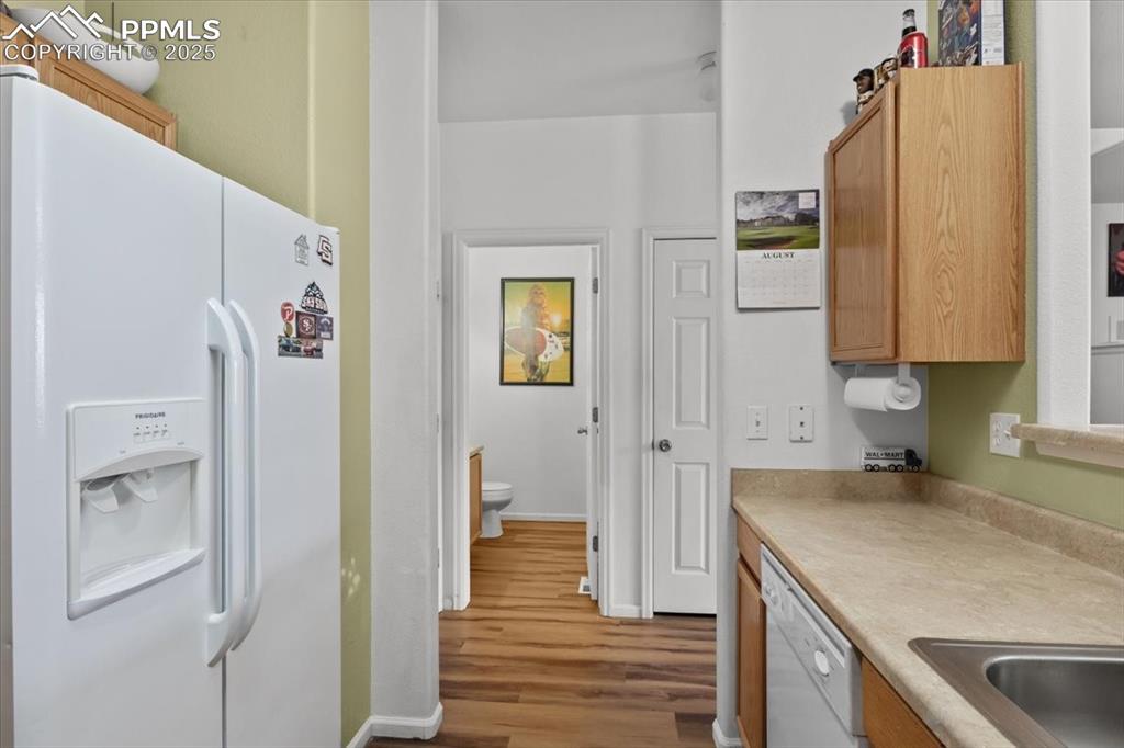 Image 6 of 20: Kitchen