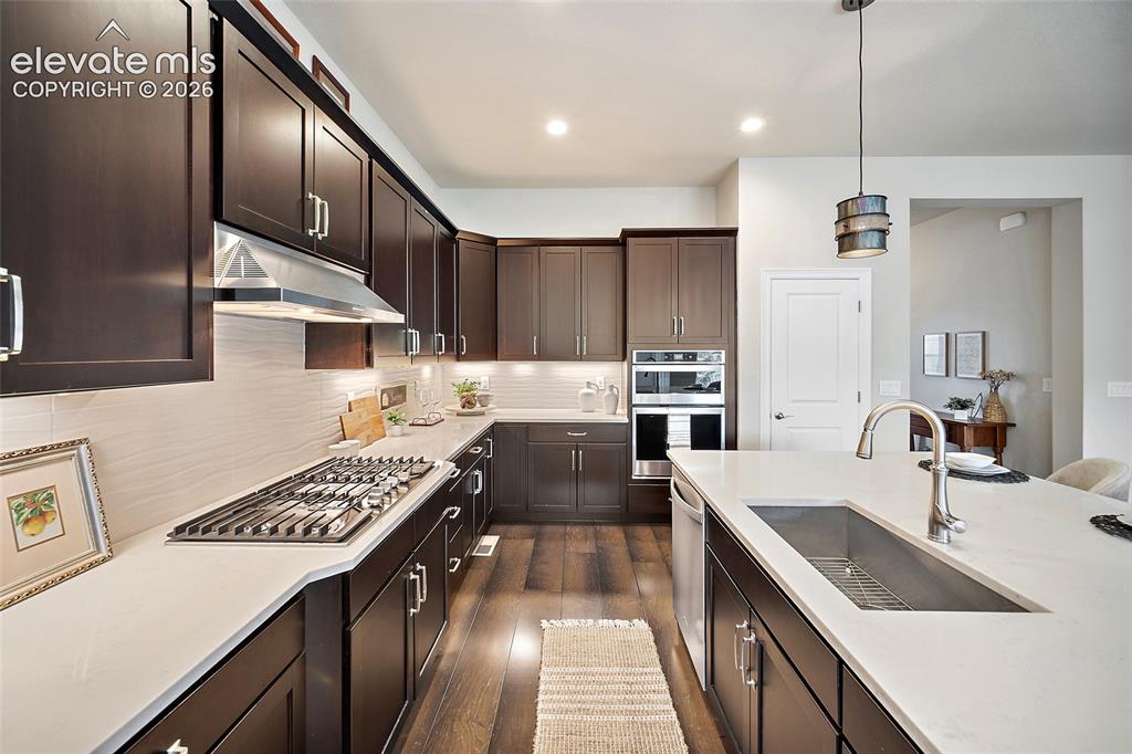 Image 11 of 40: Kitchen