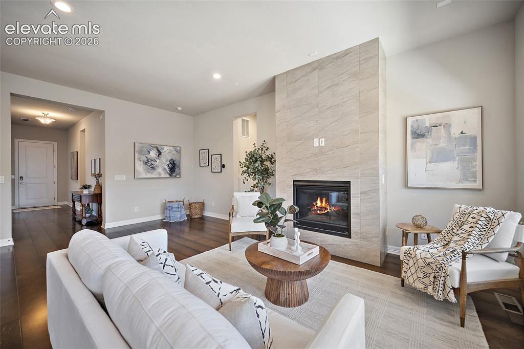 Image 14 of 40: Living Room