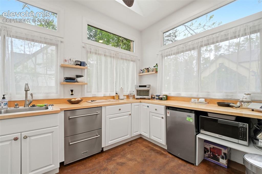 Image 35 of 50: Casita kitchen