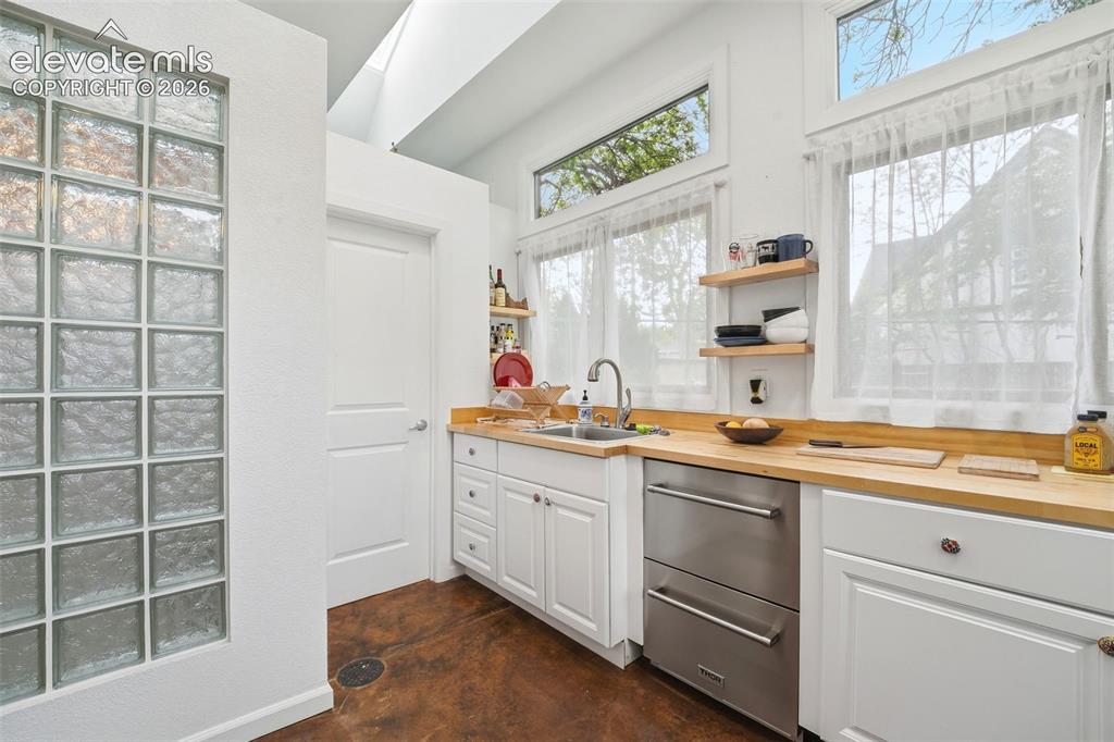 Image 36 of 50: Casita Kitchen