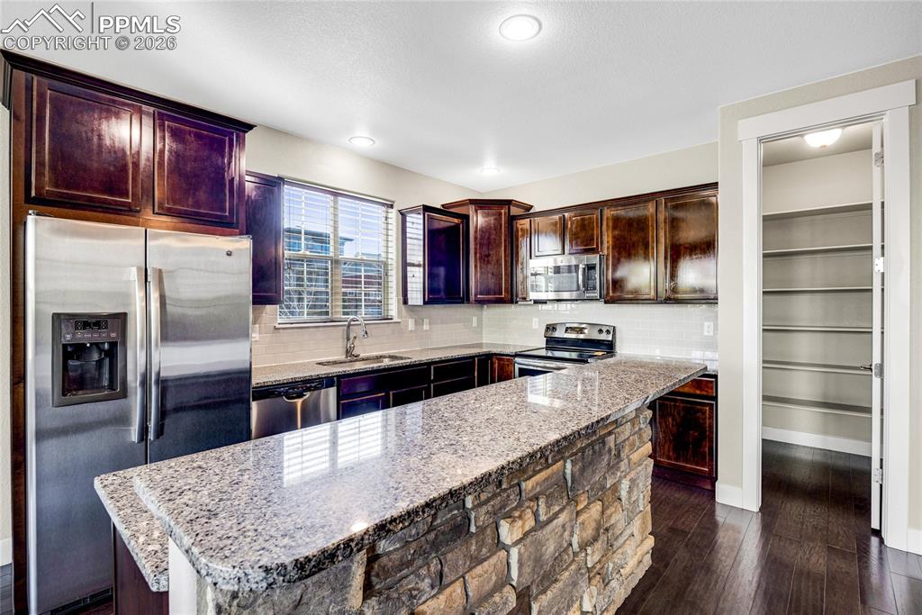 Image 16 of 44: Kitchen