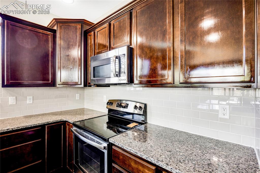 Image 17 of 44: Kitchen