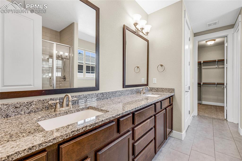 Image 22 of 44: Bathroom