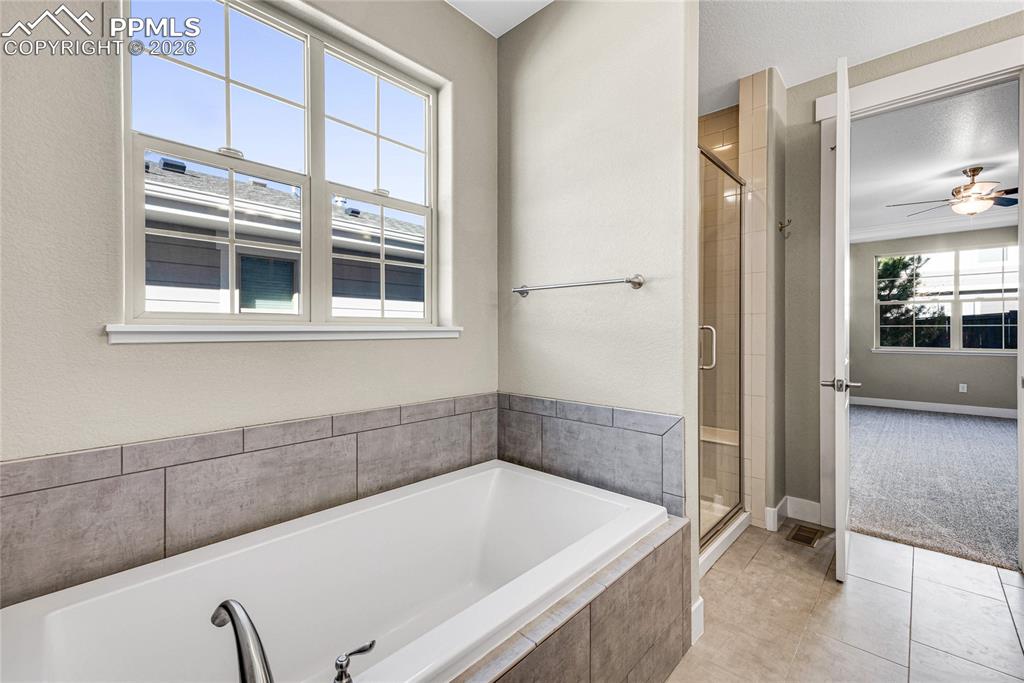 Image 23 of 44: Bathroom