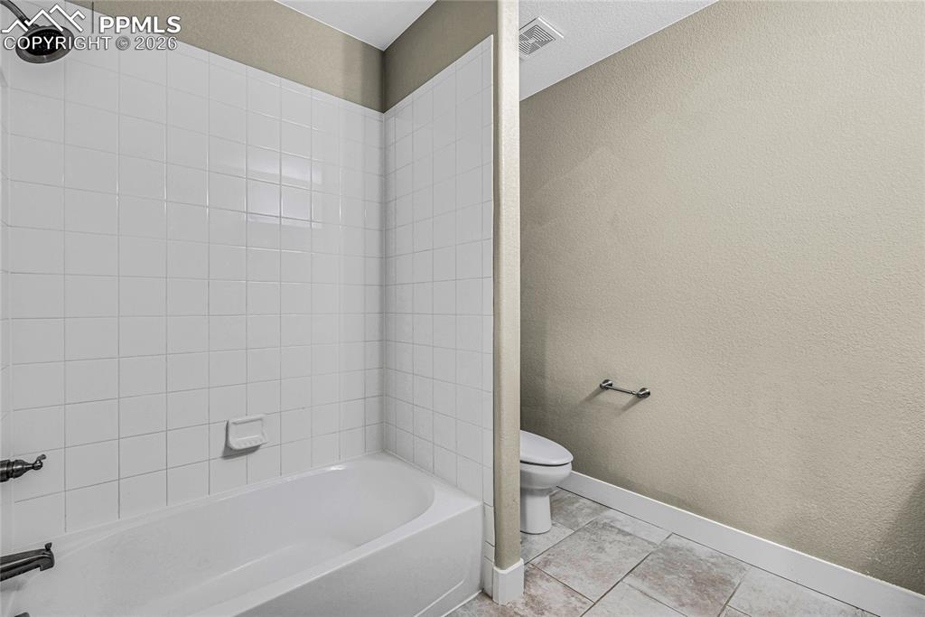 Image 33 of 44: Bathroom