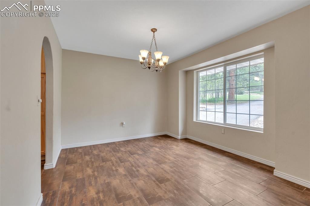 Image 12 of 31: Dining room