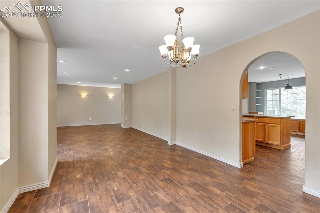 Image 13 of 31: Dining room