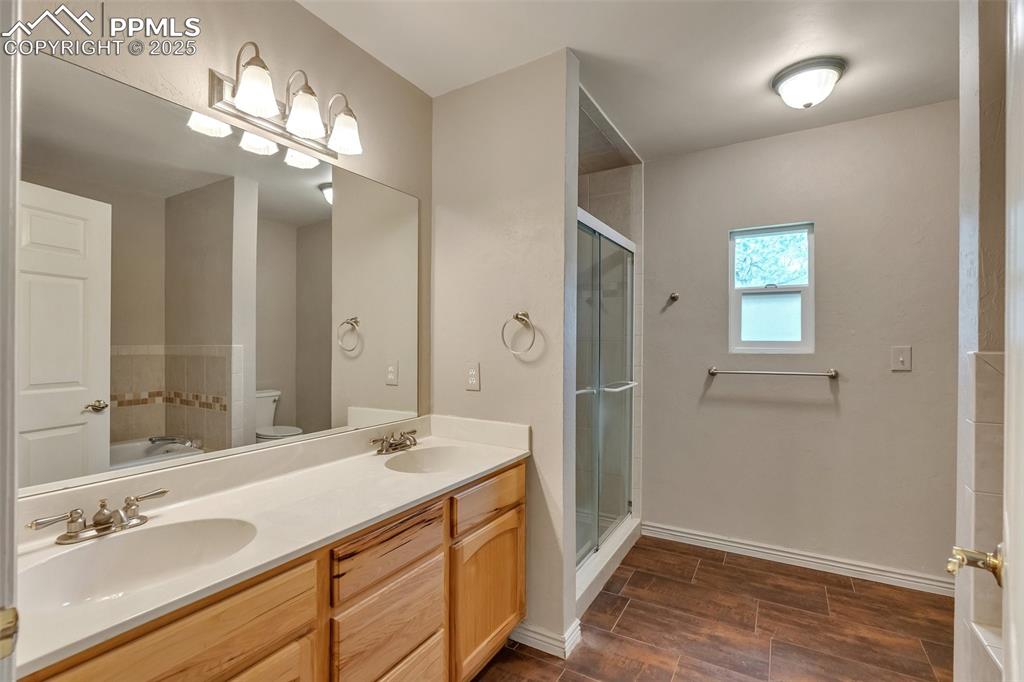 Image 22 of 31: master bathroom