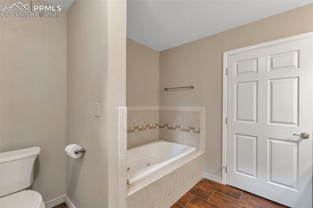 Image 23 of 31: mater bathroom tub