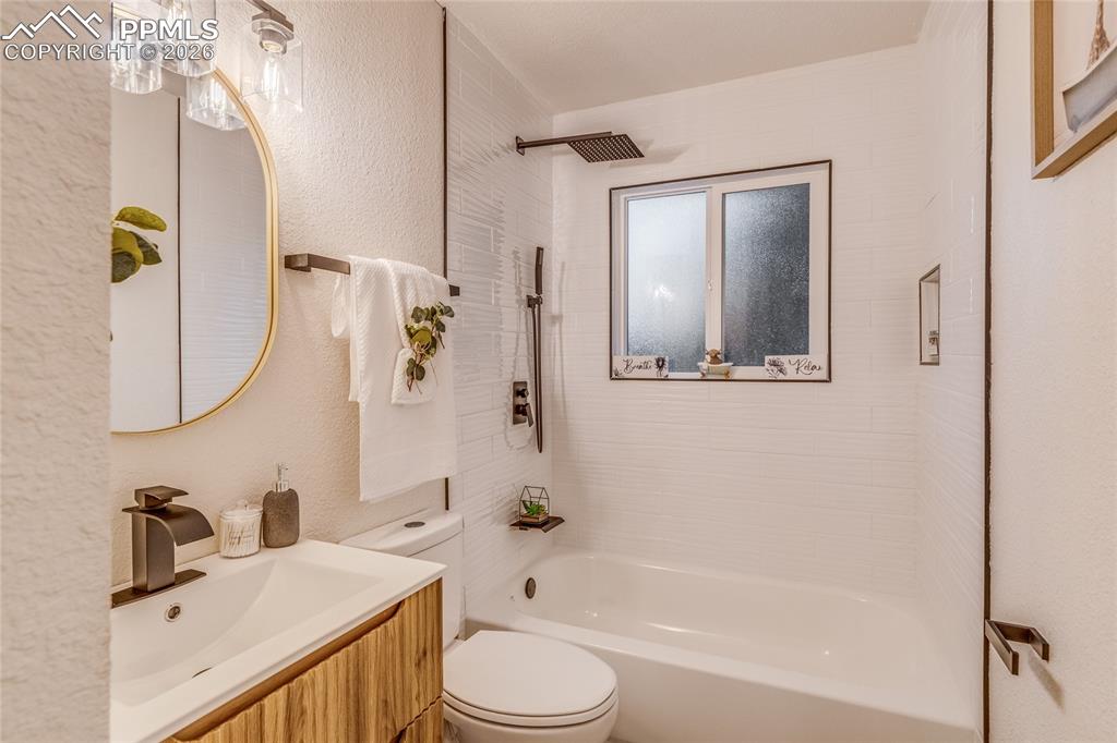 Image 12 of 38: Bathroom