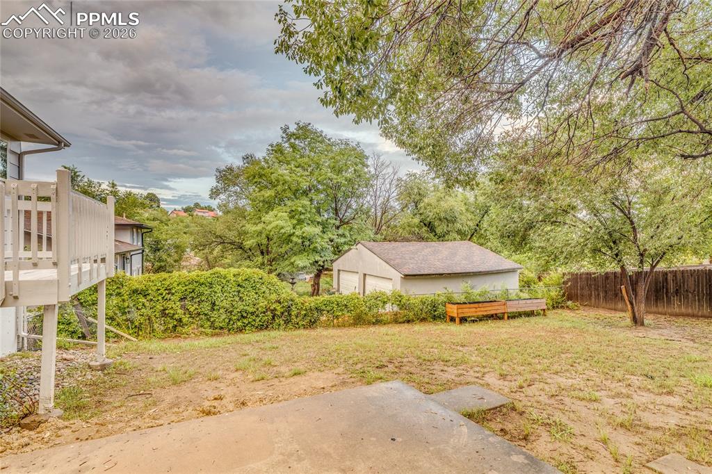 Image 36 of 38: Yard