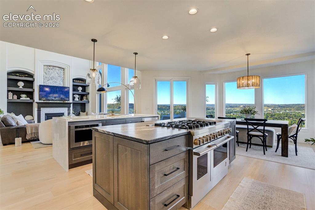 Image 10 of 50: Kitchen