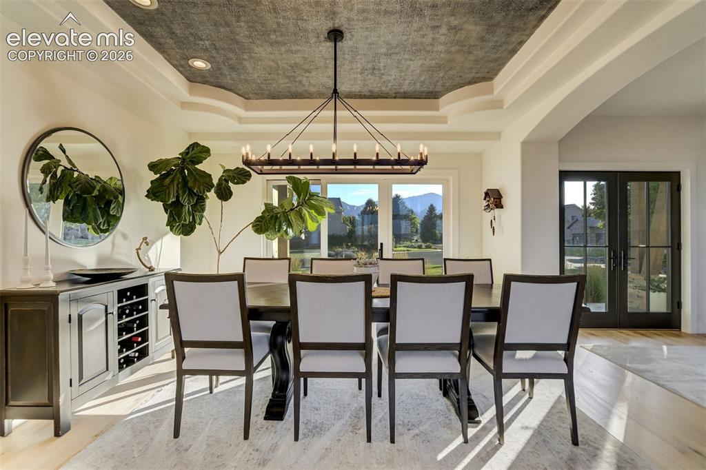 Image 15 of 50: Dining Area