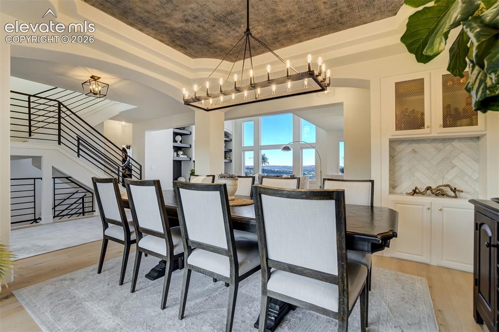 Image 16 of 50: Dining Area