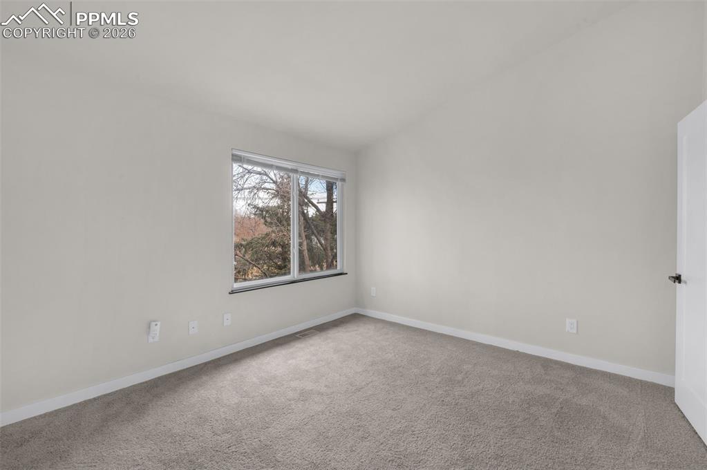 Image 35 of 50: Vaulted Ceiling