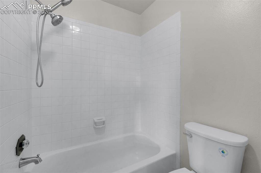 Image 37 of 50: Bathroom