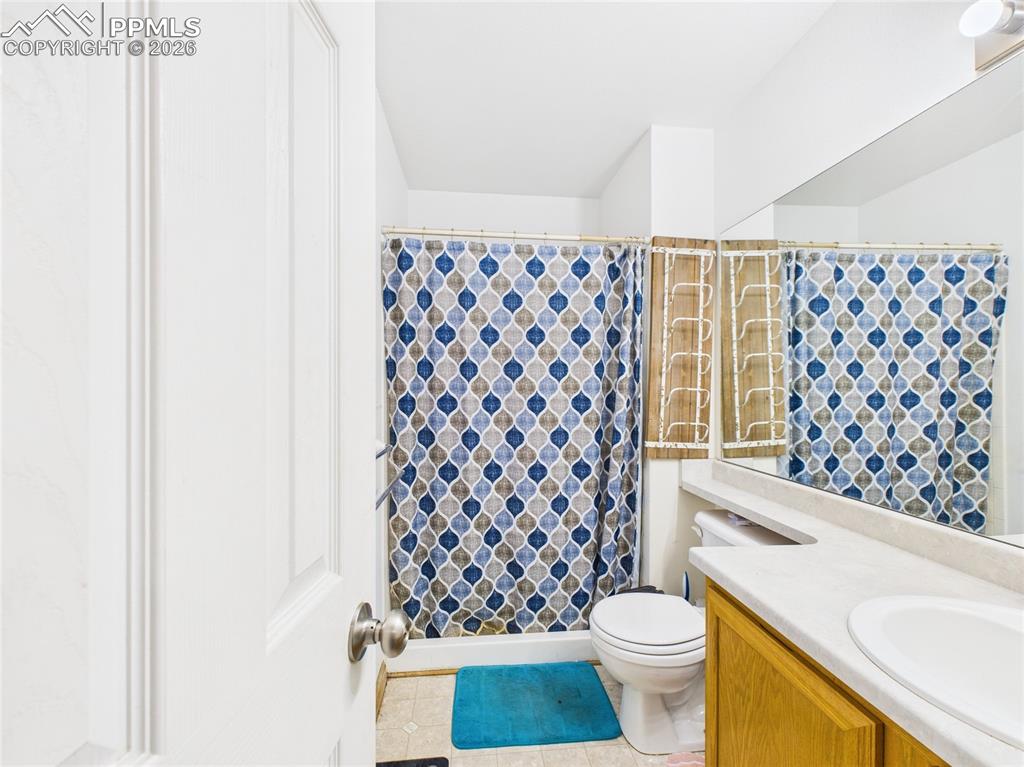 Image 10 of 16: Bathroom