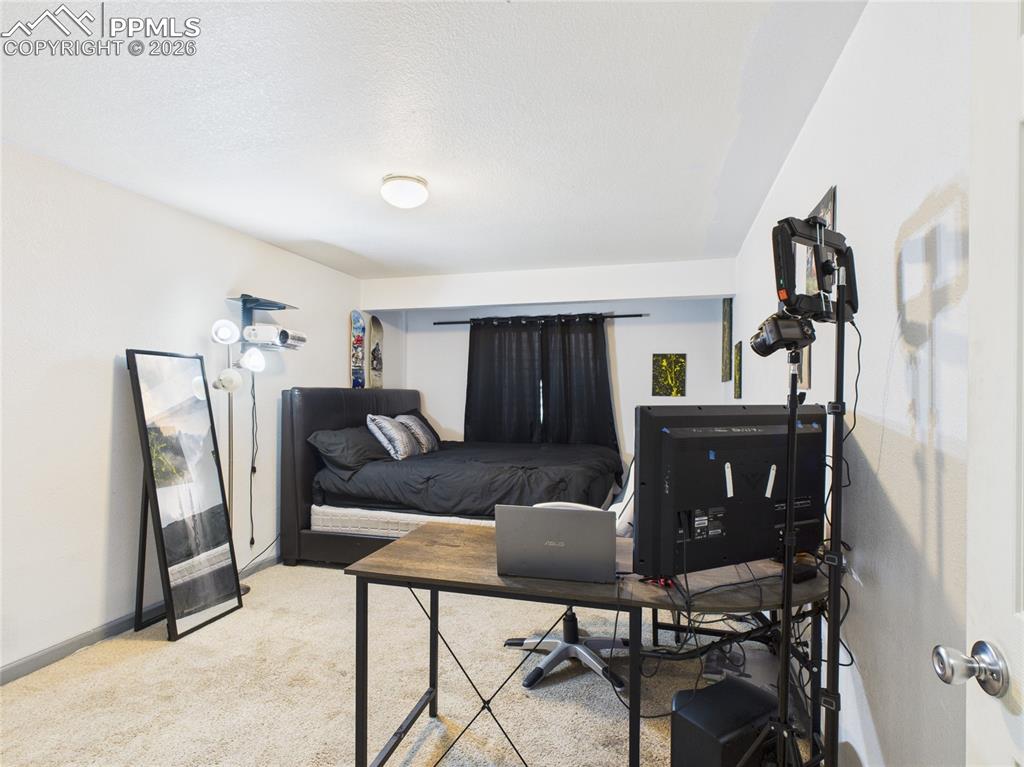 Image 14 of 16: Bedroom