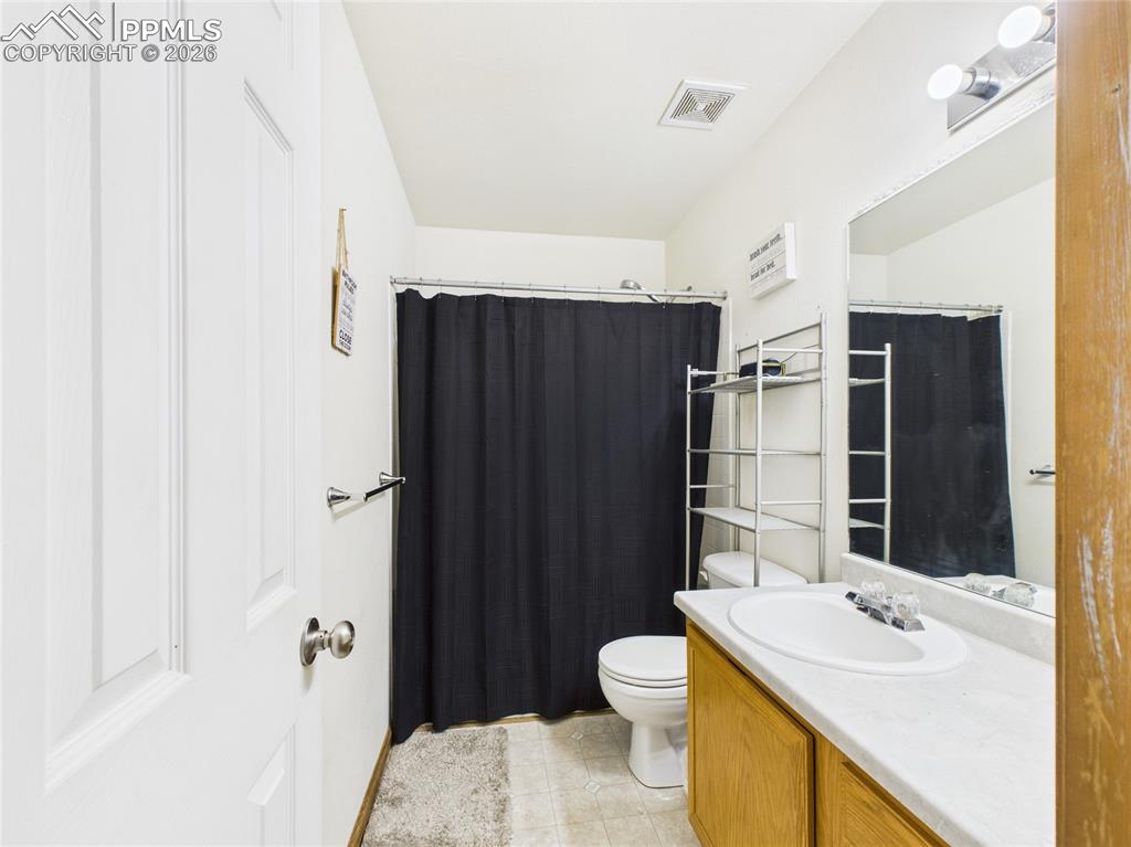 Image 15 of 16: Bathroom