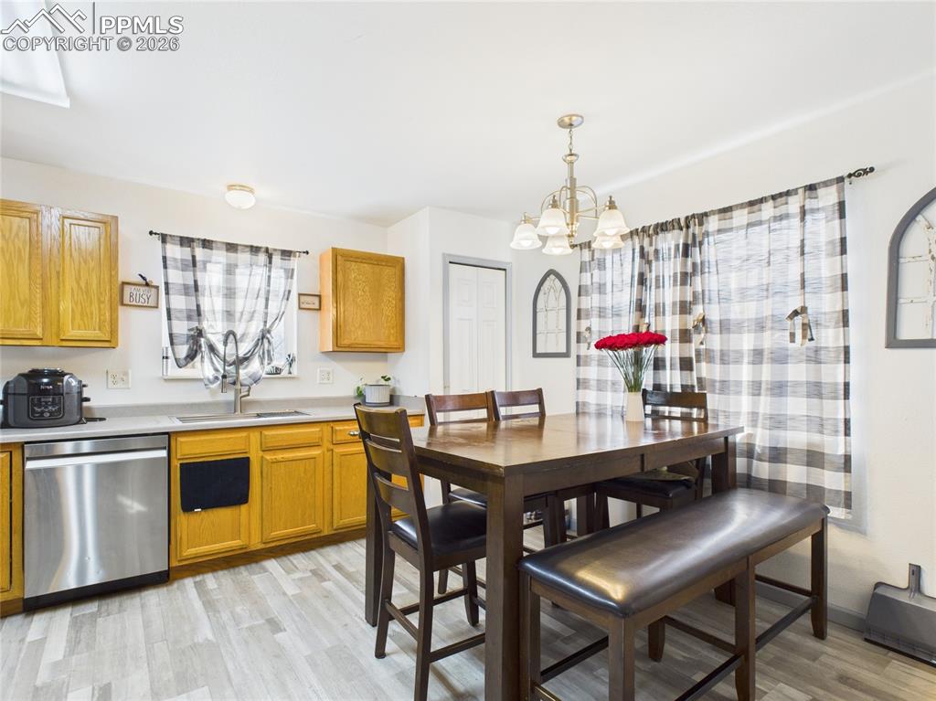 Image 4 of 16: Dining Area